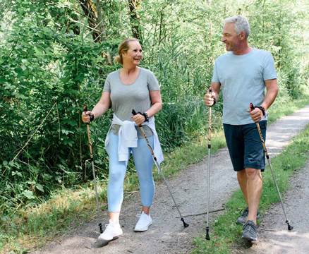 Par beim Nordic Walking auf einer Allee