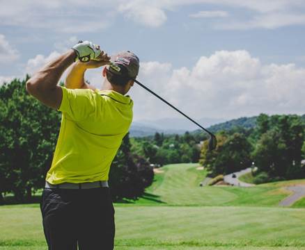 Golfer beim Abschlag