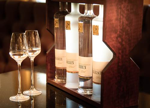 Edler Schnaps in Holzverpackung mit Gläser im Detail