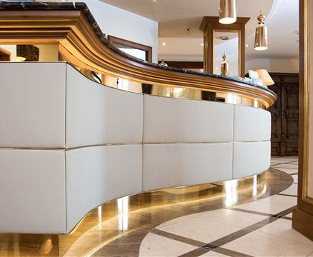 Elegante und moderne Hotelrezeption
