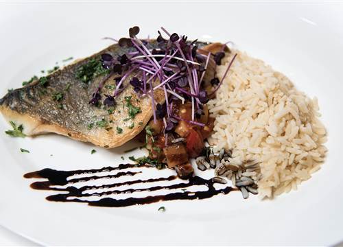 Fischfilet mit Reis und Beilagen im Detail