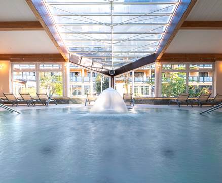 Pool mit Glasdach und Wasserfall