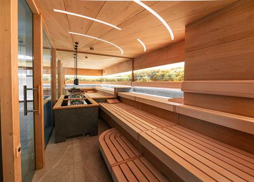 Moderne Holzsauna mit Fenster und Spiegel